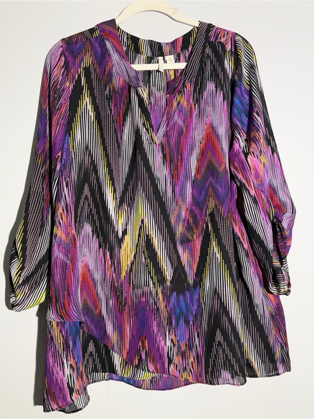Cato Tunic Top Womens Size XL  V-Neck 3/4 Roll Tab Sleeves Abstract Chevron